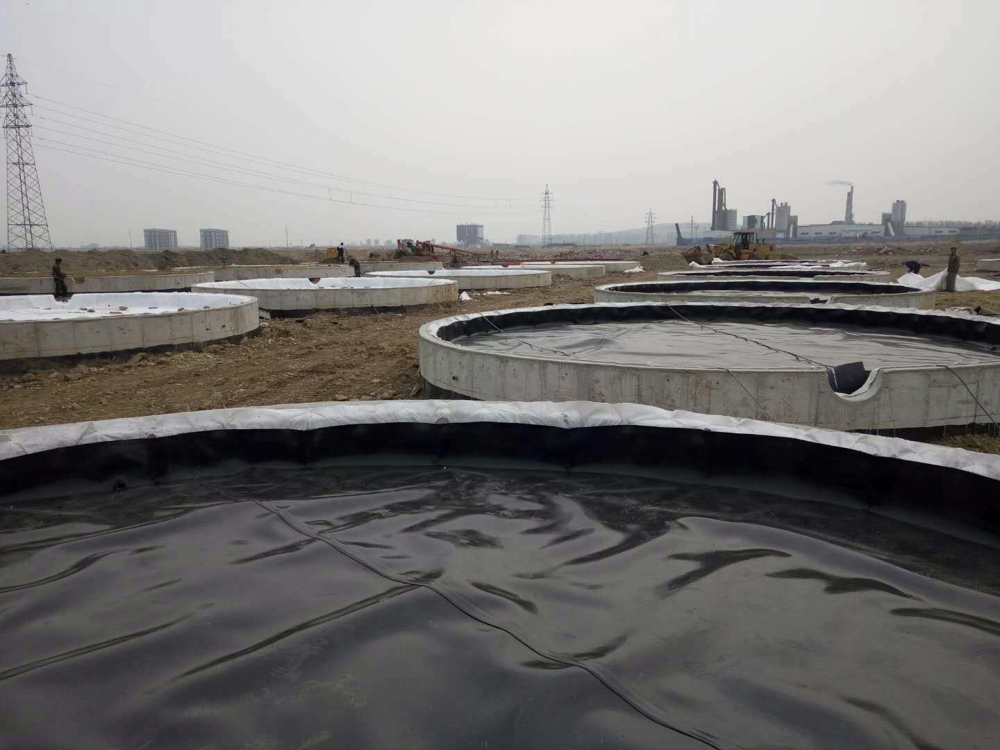 土工膜在储油罐防渗中扮演什么角色？