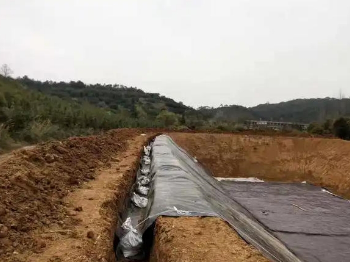 土工膜锚固沟施工不规范,后期边角渗漏漏气